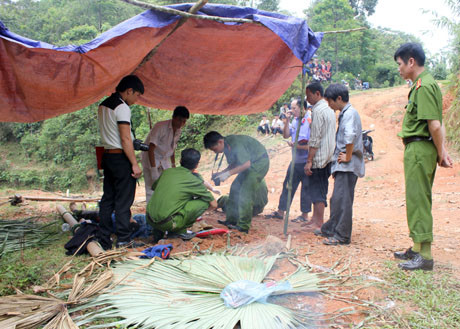 Khám nghiệm tử thi phát hiện trên người nạn nhân có tới 15 vết đâm, chém chí mạng. Tại hiện trường, có một con dao dài khoảng 30cm, bề ngang khoảng 5cm cắm đứng xuống đất, trên lưỡi dao còn dính chất màu nâu đỏ, nghi là máu. Cách đó không xa có một chiếc xe máy đổ nghiêng về bên trái, đang trong tình trạng mở khóa, trên xe dính nhiều máu, tại nền đất không thấy dấu vết phanh xe, đồng thời có dấu vết trượt chân và một chuỗi vòng đeo tay dính máu.. (Ảnh minh họa, nguồn internet)