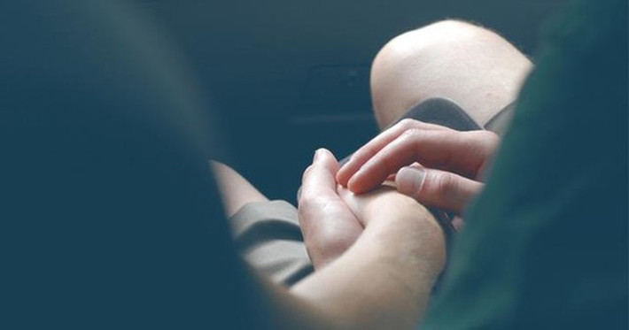 Thiếu tá công an quan hệ bất chính với phụ nữ có chồng: Ngày 3/3, Ban Giám đốc Công an tỉnh Bình Dương đã quyết định thi hành kỷ luật bằng hình thức giáng chức từ đội trưởng xuống đội phó đối với Thiếu tá L.T.V (Đội Hành chính thuộc Phòng Kỹ thuật hình sự) theo đề xuất của Phòng Kỹ thuật hình sự Công an tỉnh. Trước đó, sau khi tiến hành xác minh nội dung tố cáo, Phòng Kỹ thuật hình sự đã họp kiểm điểm và đề xuất Giám đốc Công an tỉnh Bình Dương ban hành quyết định xử lý kỷ luật Thiếu tá V về hành vi quan hệ bất chính với phụ nữ đã có chồng. (Ảnh minh hoạ)
