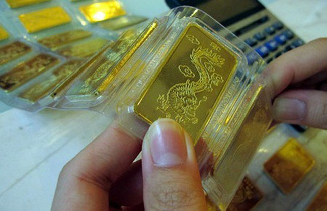 Chiều muộn ngày 16/2/2012, bà Hảo sang cửa hàng vàng của chị là bà Nguyễn Thị B (xã Vạn Điểm, Phú Xuyên, Hà Nội) "tám chuyện", nhưng do có khách gọi xem đồ gỗ nên quay về bán hàng. Khi đi ra, bà Hảo có thấy một thanh niên tầm 30 tuổi, ăn mặc bịt bùng hỏi mua vàng miếng nhưng bà B nói không có. Do vội, bà Hảo chẳng để ý thêm và đi thẳng về cửa hàng đồ gỗ của mình ngay bên cạnh. (Ảnh minh hoạ, nguồn ảnh: Internet)