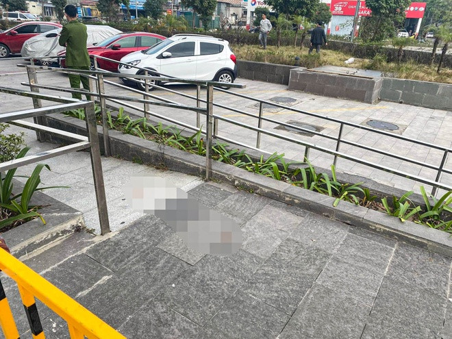 Ngày 13/1, Công an quận Nam Từ Liêm đang khẩn trương làm rõ việc một người đàn ông rơi từ tầng cao chung cư ở Hateco Apollo Xuân Phương xuống đất và tử vong.