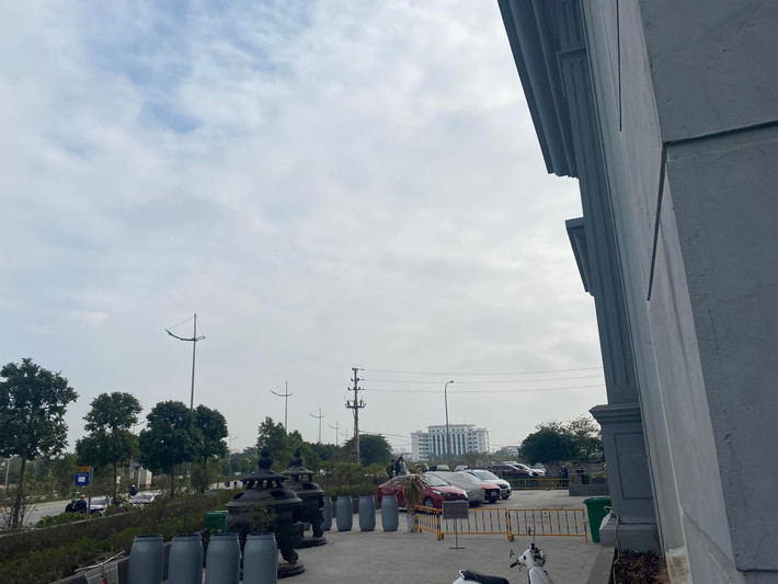 Một lãnh đạo phường Phương Canh cho biết: "Nạn nhân sinh năm 1990, ở nhà một mình khi xảy ra sự việc". Hiện vụ vụ nhân viên ngân hàng rơi từ tầng 24 xuống đất tử vong đang được cơ quan chức năng điều tra, làm rõ.