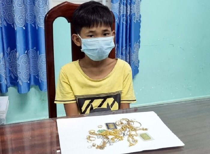 Siêu trộm nhí trộm cắp tài sản hàng trăm triệu đồng để đánh bạc: Ngày 23/5, Công an TP Rạch Giá, Kiên Giang cho biết đang tiếp tục củng cố hồ sơ để xử lý Lê Thanh Tâm (SN 2009, trú phường Vĩnh Thanh Vân, TP Rạch Giá) về hành vi trộm cắp tài sản. Tại cơ quan Công an, 'siêu trộm nhí' này khai nhận đã thực hiện hành vi trộm cắp từ năm 8 tuổi với mục đích lấy tiền chơi game và đánh bạc.
