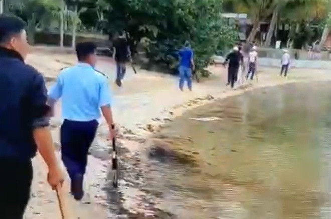 Bảo vệ khu nghỉ dưỡng đánh 2 người gãy tay: Ngày 18/5, một nhóm du khách đến mũi Móng Tay, TP Phú Quốc (Kiên Giang) tắm biển và giăng lưới bắt cá. Những người này xảy ra mâu thuẫn với nhóm bảo vệ của doanh nghiệp (do khu nghỉ dưỡng N.N. thuê). Nhóm này đã cầm gậy gộc xông, lao xuống biển đánh những người giăng lưới. Hậu quả 2 nạn nhân bị đánh gãy tay. Ngày 23/5, Công an TP Phú Quốc, bắt tạm giam 6 bị can là bảo vệ khu nghỉ dưỡng này.