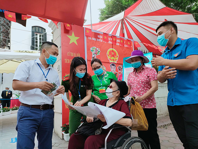 Mặc dù cụ bà này không có khả năng đi lại nữa nhưng bà vẫn muốn tự tay mình được thực hiện quyền bầu cử.
