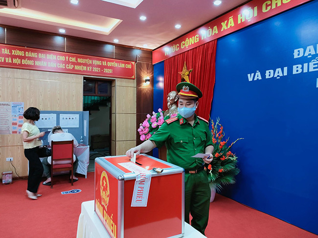 Cử tri thực hiện quyền bầu cử.