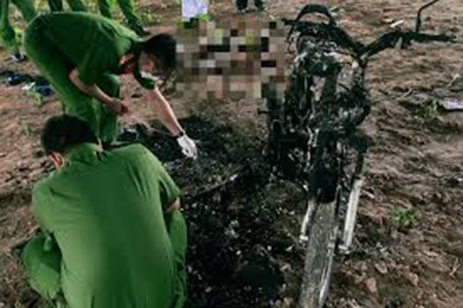 Tại hiện trường, bước đầu xác định thi thể trên là đàn ông với nhiều thương tích ở vùng lưng và ngực được gây ra bởi vật sắc, nhọn dẫn đến mất máu cấp, thời gian nạn nhân tử vong chỉ vài giờ trước khi được tìm thấy. Đáng chú ý, thi thể đã bị kẻ thủ ác đổ xăng đốt nên toàn bộ phần thân, mặt đã than hóa không thể nhận dạng được. Công tác khám nghiệm mở rộng ra phía bờ đê phát hiện thêm nhiều vết máu vương vãi, bên cạnh đó là những vết màu nâu sẫm được xác định là xăng. Như vậy có thể nhận định nạn nhân bị sát hại trên mặt đê, sau đó hung thủ lấy xăng đốt rồi đẩy xác xuống chân đê nhằm che giấu, phi tang. (Ảnh minh họa, nguồn internet)