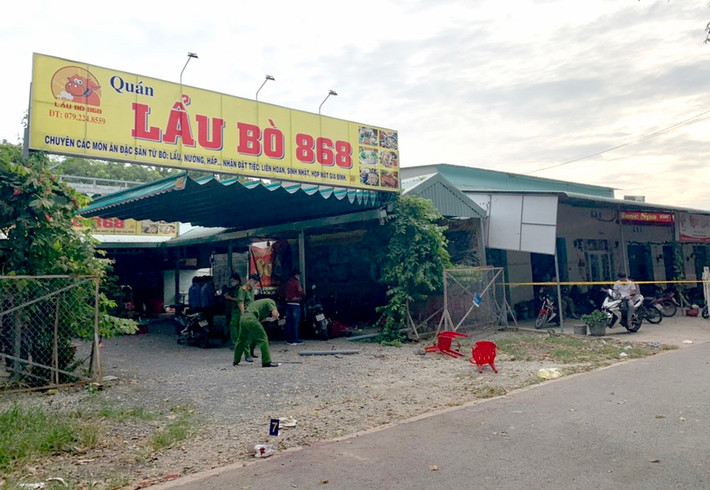 Hỗn chiến ở quán nhậu, 3 người tử vong: Trưa 31/12, hai nhóm thanh niên xảy ra mâu thuẫn khi ăn nhậu tại quán lẩu bò 868 ở xã An Tây, tỉnh Bình Dương. Họ dùng hung khí đâm chém nhau khiến nhiều người bị thương. Ba thanh niên bị thương nặng được chuyển đến Bệnh viện Đa khoa tỉnh Bình Dương cấp cứu nhưng không qua khỏi. Hiện, Công an tỉnh Bình Dương đang điều tra, làm rõ.