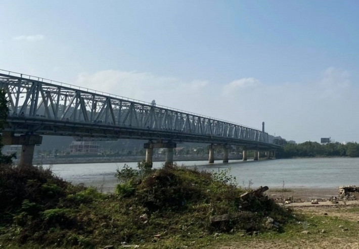 Tìm thấy thi thể người mẹ trong vụ ôm con nhảy cầu tự tử: Sáng 31/12, người dân tìm thấy thi thể chị Ng. (SN 1991) tại khu vực nhà máy đóng tàu Bến Thủy. 4 ngày trước, tại cầu Bến Thủy xảy ra một vụ việc người mẹ ôm con nhảy cầu, để lại xe máy trên cầu lúc 4h sáng. Được biết, chị Ng. quê ở Thanh Hóa, vào làm công nhân ở miền Nam, chị Ng. có 2 người con, cháu trai đầu học lớp 1, cháu bé sau 13 tháng tuổi bị bệnh não.