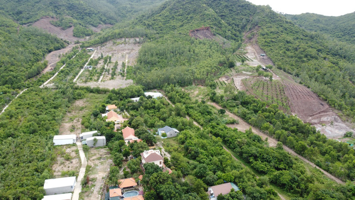 Hiện trường là con đường liên thôn vắng vẻ, xung quanh chỉ có đồi núi và những thửa ruộng ít người qua lại. Tại hiện trường, công an phát hiện nhiều đám cỏ bị gãy rạp, dấu hiệu cho thấy từng xảy ra vật lộn. Trên nền đất vết máu vương vãi. Khi mở rộng vùng tìm kiếm, công an còn thu giữ một chiếc mũ lưỡi trai màu đen nằm lăn lóc. (Ảnh minh họa, nguồn Internet)