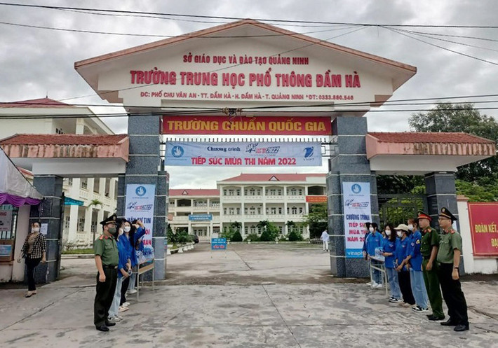 Đeo thiết bị trong tai tuồn đề tiếng Anh ra ngoài: Ngày 8/7/2022, tại điểm thi Trường THPT Đầm Hà, huyện Đầm Hà, tỉnh Quảng Ninh, trong kỳ thi tốt nghiệp THPT năm 2022 với môn tiếng Anh (mã môn thi N1), giám thị coi thi bắt quả tang thí sinh P.T.P. (SN 2004, trú thị trấn Đầm Hà, huyện Đầm Hà) đang có biểu hiện vi phạm quy chế thi.