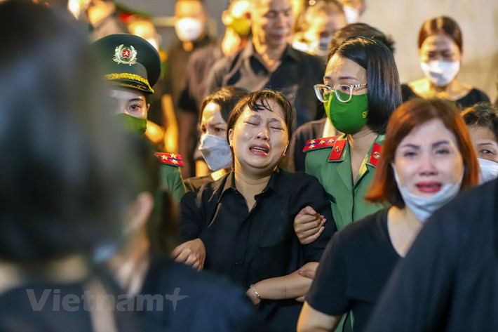 Người nhà khóc ngất trước di quan của các chiến sĩ. (Ảnh: Vietnam+)