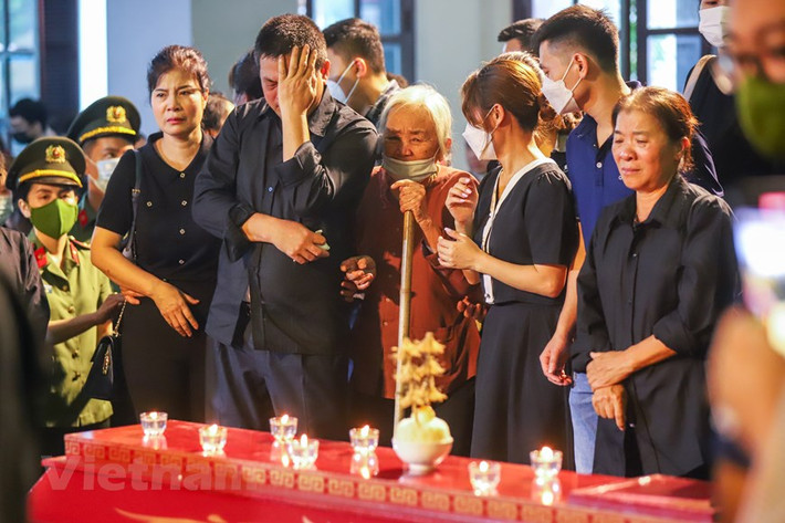 Từ 13h đến 17h cùng ngày tại Nhà tang lễ quốc gia sẽ diễn ra lễ công bố quyết định truy tặng Huân chương Chiến công hạng Nhất của Chủ tịch nước và quyết định cấp Bằng Tổ quốc ghi công của Thủ tướng Chính phủ cho 3 liệt sĩ; sau đó là lễ viếng và lễ truy điệu. (Ảnh: Vietnam+)