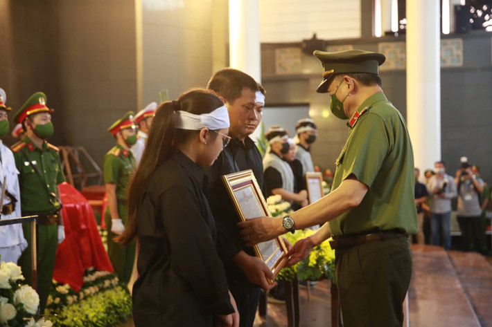 Đại tướng Tô Lâm - Bộ trưởng Bộ Công an đã thừa ủy quyền của lãnh đạo Đảng, Nhà nước trao Huân chương Chiến công hạng Nhất cho đại diện 3 gia đình liệt sĩ; trao Bằng Tổ quốc ghi công tặng đại diện các gia đình.
