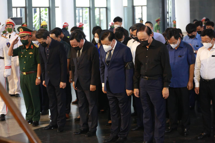 Đoàn đại diện các ban, ngành Hà Nội do Bí thư Thành ủy Đinh Tiến Dũng làm Trưởng đoàn vào viếng các liệt sĩ