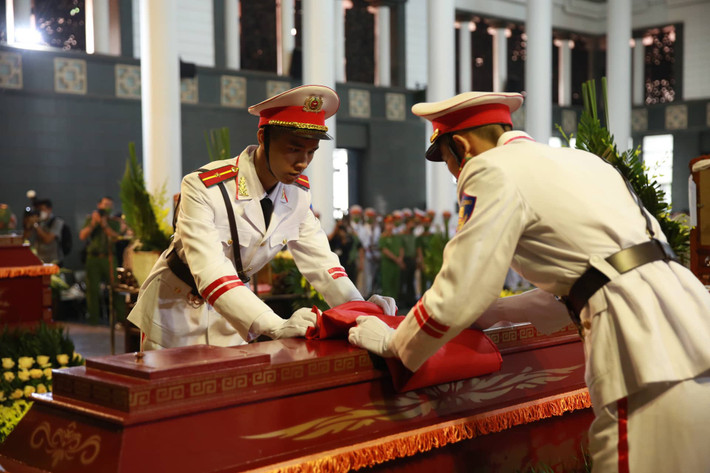 Nghi thức phủ Quân kỳ cho 3 liệt sĩ.