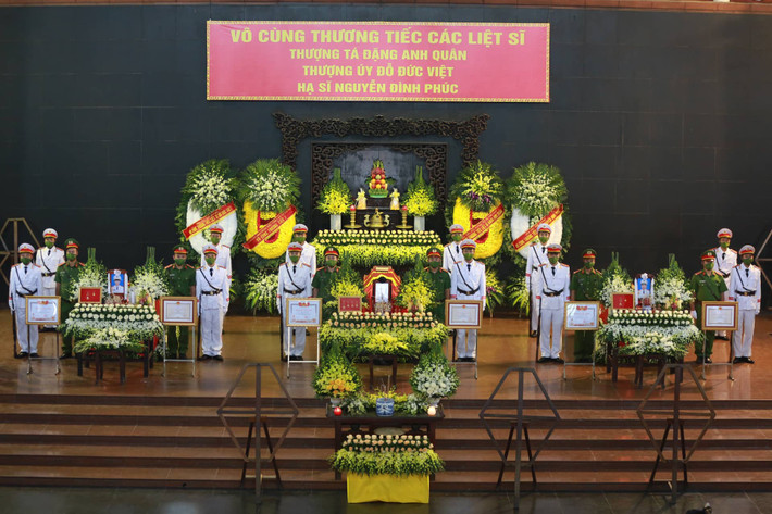Chiều 5/8, tại Nhà tang lễ Quốc gia, trong niềm xúc động và tiếc thương vô hạn, Đảng ủy - Ban Giám đốc Công an TP Hà Nội và gia đình đã tổ chức trọng thể lễ tang 3 chiến sĩ Cảnh sát PCCC hy sinh khi làm nhiệm vụ theo nghi thức của lực lượng CAND.