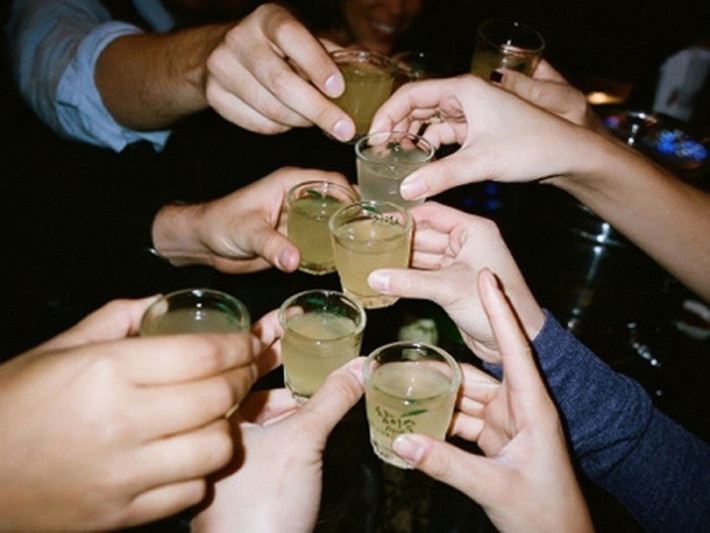 Quá trình đấu tranh, làm việc với Trường, gã thanh niên này cuối cùng cũng thừa nhận chính mình ra tay sát hại chị C. Theo đó, khoảng tháng 2/2022, đúng vào dịp Tết, Trường có đi uống rượu. Lúc này chị C gọi điện và bảo Trường đèo mình về "bên ngoại". Phần vì đang dở "rượu", phần vì chưa có phương tiện nên Trường không đồng ý. Từ việc này, giữa C và Trường nảy sinh mâu thuẫn, cãi vã. Trong lúc nóng giận, Trường đã dùng dao sát hại chị C. (Ảnh minh họa, nguồn internet)