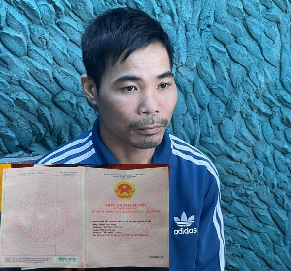 Dùng sổ đỏ giả để lừa đảo 600 triệu đồng: Do cần tiền trả nợ, Phạm Văn Tùng (33 tuổi, trú tại huyện Vĩnh Lộc, tỉnh Thanh Hóa) lên mạng xã hội đặt mua sổ đỏ giả rồi chuyển nhượng cho chị V.T.T (trú cùng địa phương) với giá 600 triệu đồng. Trên thực tế, mảnh đất và nhà ở này đã có chủ sở hữu là một người khác. Tuy nhiên, chị T. phát hiện sổ giả nên đã báo Công an. Ngày 23/12, Công an huyện Vĩnh Lộc đã bắt giữ Tùng để điều tra hành vi lừa đảo, chiếm đoạt tài sản.