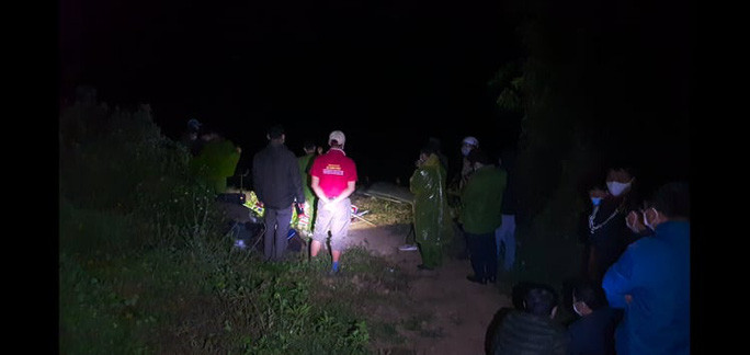 Phát hiện thi thể không nguyên vẹn trôi trên sông: Chiều tối 22/12, một số người dân đang chèo thuyền câu cá trên sông Sêrêpốk (đoạn xã Hòa Phú, TP Buôn Ma Thuột, tỉnh Đắk Lắk) thì phát hiện thi thể 1 người trôi trên sông chưa rõ nhân thân lai lịch. Tại thời điểm phát hiện, thi thể người đàn ông không mặc quần áo, bị mất nhiều bộ phận trên cơ thể, đang trong quá trình phân hủy. Hiện, cơ quan chức năng điều tra, làm rõ.