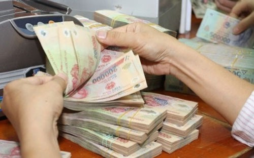 Thủ quỹ "thụt két" công ty lấy 11 tỷ đồng: Bà Trịnh Hữu Tú Trân (42 tuổi, ngụ huyện Hóc Môn, TP HCM - Thủ quỹ một công ty) đã tham ô của công ty gần 11 tỷ đồng. Bà Trân được giao nhiệm vụ quản lý thu chi tiền mặt, chìa khoá két sắt của công ty. Lợi dụng việc này bà Trân đã qua mặt lãnh đạo công ty chiếm đoạt 3 tỷ đồng tiền mặt để tiêu xài cá nhân. Hôm nay, Công an TP HCM đã khởi tố bị can, bắt tạm giam đối với Trân. (Ảnh minh họa).
