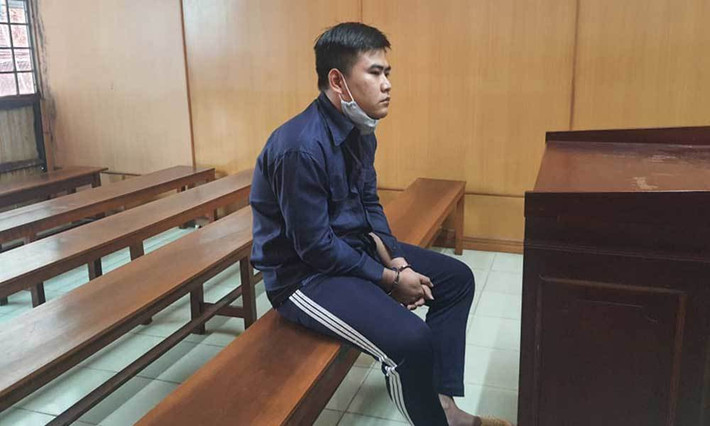 Bị hủy hôn, gã trai vác dao sát hại tình cũ: Kim Thanh Bình (26 tuổi, ngụ ở Trà Vinh) và chị Nguyễn Thị Kim Th., có quan hệ tình cảm từ năm 2015 và chuẩn bị đi đến hôn nhân. Tháng 6/2019, Bình và chị Th. phát sinh mâu thuẫn, chị Th. thông báo hủy cưới và không gặp Bình nữa. Một thời gian sau, nghe tin chị Th. có bạn trai mới nên Bình nổi cơn ghen, Bình đã giết chết bạn gái cũ để trả thù. Hôm nay, TAND TP.HCM đã tuyên án tử hình đối với Bình.