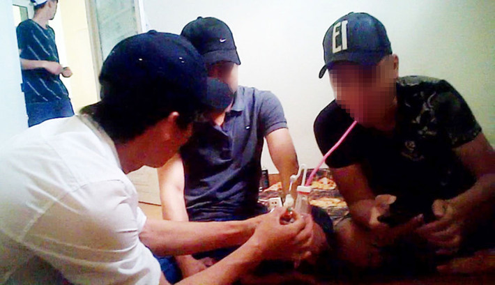 Trong quá trình ăn chơi, Trình lấy chiếc đồng hồ cướp được từ nhà chị N để "bo" cho một nhân viên nữ. Hôm sau, bạn Trình dẫn ra một cửa hiệu cầm đồ khác và "đặt" chiếc xe máy lấy 3 triệu đồng. Có tiền, cả nhóm tiếp tục ăn chơi, sử dụng ma túy. Đến ngày 27/7/2004, Trình biết công an đang truy lùng mình nên hoảng sợ. Lúc này, tiền đã hết, Trình quyết định "mò" về nhà xin tiền để bỏ trốn. Tuy nhiên, khi gã đi tới khu vực Quán Toan (Hải Phòng) thì bị bắt giữ. Sau này, với tội ác không thể dung thứ của mình, Trình bị TAND Hải Phòng tuyên mức án tử hình. (Ảnh minh hoạ, nguồn ảnh Internet)