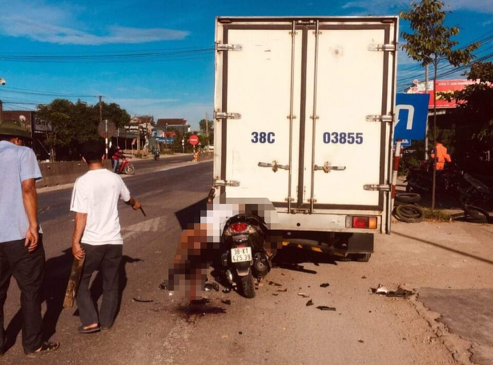 Xe máy đâm vào đuôi xe tải đang dừng đỗ, hai người tử vong: Chiều 10/11, xe máy 93N1-2531 do nam thanh niên điều khiển chở theo một phụ nữ lưu thông trên Quốc lộ 13, hướng từ TP HCM đi huyện Hớn Quản, đến khu phố 3, thị trấn Tân Khai, huyện Hớn Quản, tỉnh Bình Phước bất ngờ đâm vào đuôi xe tải 93C-115.22 đang dừng đậu phía trước, bên phải đường. Cú tông quá mạnh khiến hai người trên xe máy tử vong tại chỗ, xe máy hư hỏng. (Ảnh minh hoạ)