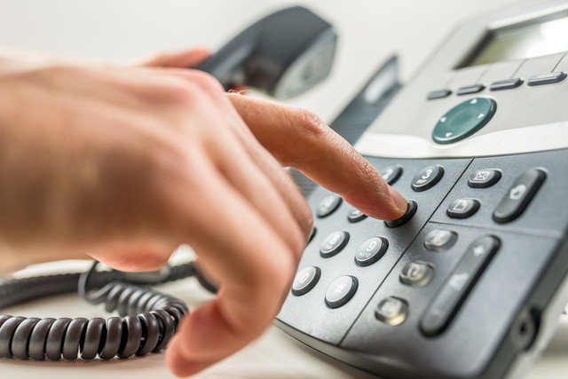 Sau một lúc hoàng hồn, chị T. và bạn đã gọi điện trình báo với Công an xã Lộc Thành. Xác đinh đây là vụ án rất nghiêm trọng, Công an xã đã báo lên Công an huyện Bảo Lâm. Ngay trong đêm, Đội Cảnh sát hình sự Công an huyện Bảo Lâm phối hợp cùng Công an xã Lộc Thành nhanh chóng đến hiện trường, tổ chức khám nghiệm, thu thập chứng cứ, điều tra, truy xét. Thông qua điểm nhận dạng phía nạn nhân cung cấp, cơ quan điều tra đã đặt nghi vấn có thể là người dân tộc thiểu số trong vùng. Ngay lập tức, việc rà soát, khoanh vùng đối tượng được triển khai. (Ảnh minh họa, nguồn Internet)