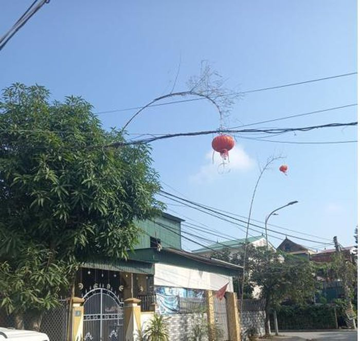 Dựng cây nêu, 3 người bị điện cao thế giật cháy sém người: Ngày 26/1, Trung tâm Y tế huyện Tân Kỳ (Nghệ An) cho biết, anh H.V.N. (SN 1993) và anh H.V.L. (SN 1996) sang nhà giúp bà C.T.V. (SN 1972, đều trú huyện Tân Kỳ) không may đã bị điện cao thế giật khiến cả 3 nạn nhân bị cháy sém ở ngực, lưng, tay, chân, bỏng độ I,II,III.