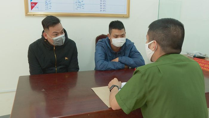 Phá đường dây cá độ bóng đá liên tỉnh quy mô lớn: Ngày 26/1, Công an TP Buôn Ma Thuột, Đắk Lắk cho biết, đơn vị đang tạm giữ Nguyễn Anh Tuấn (26 tuổi ở Hải Phòng) và Lê Văn (24 tuổi, trú TP Buôn Ma Thuột) cầm đầu đường dây đánh bạc dưới hình thức cá độ qua mạng Internet liên tỉnh quy mô lớn với tổng số tiền hơn 4,8 tỷ đồng.