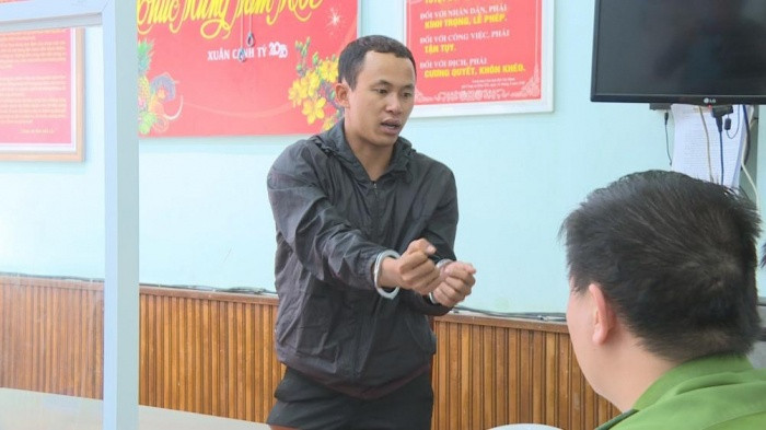 2. Mâu thuẫn trên bàn nhậu, một người bị đâm chết: Ngày 29/10, Công an tỉnh Đắk Lắk cho biết, đã di lý nghi can Nguyễn Hữu Dương (24 tuổi, trú tại xã Ea Ral, huyện Ea H’leo, tỉnh Đắk Lắk) để điều tra về hành vi giết người. Do mâu thuẫn trên bàn nhậu dẫn đến đánh nhau, Phương đã lấy 1 con dao nhọn dài 30cm đâm vào cổ anh Võ Anh Phước (30 tuổi, trú tại huyện Đức Linh, tỉnh Bình Thuận) khiến nạn nhân tử vong.