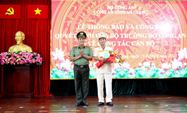 Thừa ủy quyền của Bộ trưởng Công an, Thiếu tướng Bùi Văn Quyền, Phó Cục trưởng Cục Tổ chức cán bộ (Bộ Công an) trao Quyết định cho Đại tá Trần Văn Cung làm Phó Giám đốc Công an tỉnh An Giang.
