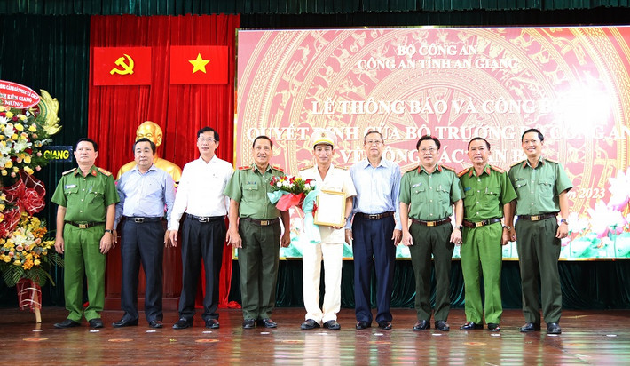 Ngày 23/6, Công an tỉnh An Giang đã tổ chức lễ công bố quyết định của Bộ trưởng Bộ Công an về công tác cán bộ.