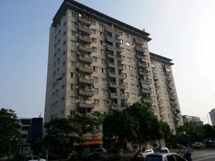 Theo hồ sơ vụ án, thời điểm ngày 17/5/2010, khi thi thể nữ giới không đầu được phát hiện trên tầng thượng một tòa chung cư ở quận Cầu Giấy, Hà Nội, các điều tra viên khẳng định nạn nhân bị sát hại trong chính tòa nhà này. Sau khi gây án, hung thủ đã đưa thi thể người xấu số lên đây nhằm phi tang. Tòa chung cư này có hàng trăm hộ dân sinh sống, việc xác định vụ án xảy ra ở tầng nào, căn hộ nào không phải là điều đơn giản. (Ảnh: Zing.vn) 