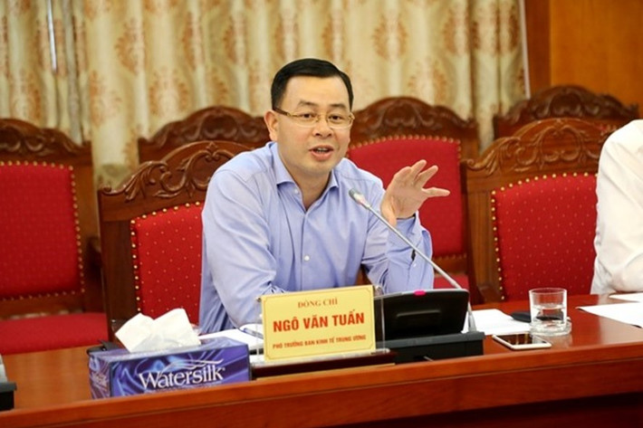 Ông Tuấn có thời gian dài gắn bó với ngành tài chính, từ một chuyên viên lên Phó trưởng phòng, Vụ chính sách Tài chính, Bộ Tài chính vào những năm 1990.