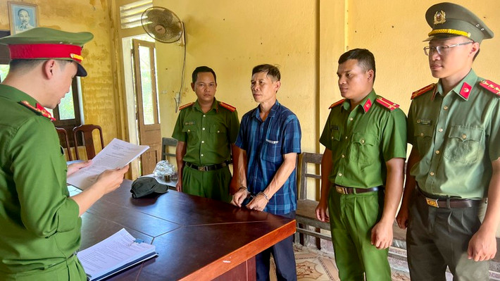 Bắt 2 người khai thác vàng trái phép: Ngày 14/7, Phòng An ninh kinh tế phối hợp với Phòng Cảnh sát hình sự Công an tỉnh Thừa Thiên Huế vừa phá thành công chuyên án, bắt giữ Hoàng Thái Ninh (quê tỉnh Thái Nguyên) và Trần Quang Thái (quê tỉnh Thừa Thiên Huế) vì vi phạm quy định về khai thác tài nguyên. Từ cuối năm 2022 đến tháng 3/2023, Ninh và Thái đã 2 lần bán vàng sa khoáng cho một tiệm vàng tại chợ Đông Ba, phường Đông Ba, TP Huế với tổng số tiền 116 triệu đồng, rồi chia nhau theo tỉ lệ thỏa thuận. (Ảnh đối tượng Hoàng Thái Ninh)