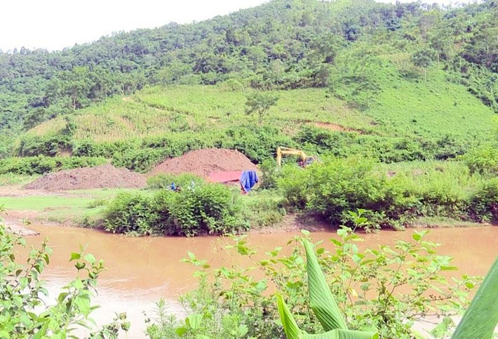 Khai thác vàng trái phép tại vùng giáp ranh Cao Bằng và Bắc Kạn: Ngay từ đầu tháng 7/2022, hai tỉnh Bắc Kạn và Cao Bằng đã phối hợp xử lý tình trạng đào bới khai thác vàng trái phép. Trên đoạn sông dài khoảng 1km là địa phận giáp ranh giữa huyện Pác Nặm, tỉnh Bắc Kạn và huyện Nguyên Bình, tỉnh Cao Bằng, hoạt động khai thác vàng trái phép diễn ra ngang nhiên. Nhiều máy móc tập trung ở khu vực này, đất soi bãi bị đào bới nham nhở. Trước tình hình này, ngày 20/7, Sở Tài nguyên và Môi trường Bắc Kạn đã ra văn bản yêu cầu UBND huyện Pác Nặm chủ động phối hợp huyện Nguyên Bình (Cao Bằng) thực hiện các biện pháp ngăn chặn, giải tỏa, xử lý hoạt động khai thác vàng trái phép.
