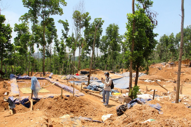 Khai thác vàng trái phép, Quảng Nam chỉ đạo khẩn trương truy quét: Chiều 19/8, Văn phòng UBND tỉnh Quảng Nam cho biết, Phó chủ tịch UBND tỉnh Quảng Nam Nguyễn Hồng Quang đã ký ban hành công văn chỉ đạo Công an tỉnh, Sở TN-MT, UBND H.Phú Ninh... kiểm tra, truy quét các tụ điểm khai thác vàng trái phép trên địa bàn xã Tam Lãnh (huyện Phú Ninh). UBND tỉnh giao Công an tỉnh và Chủ tịch UBND huyện Phú Ninh khẩn trương chỉ đạo lực lượng chức năng tiếp tục tổ chức kiểm tra, truy quét các tụ điểm khai thác vàng trái phép tại các khu vực Hố Gần, Hố Ráy, thác Trắng, núi Kẽm… trên địa bàn xã Tam Lãnh....