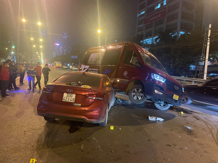 Vụ tai nạn may mắn không gây thiệt hại về người. Sau khi nhận được thông tin, lực lượng chức năng khẩn trương phong tỏa hiện trường, phân luồng bảo đảm an toàn giao thông.