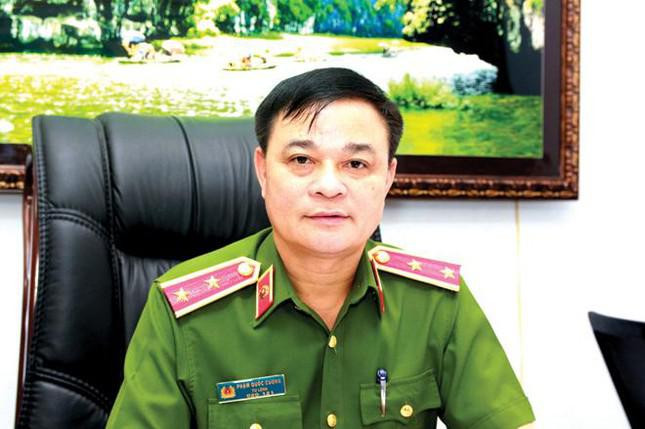 Ngoài ra, Bộ trưởng Bộ Công an cũng ban hành quyết định kéo dài tuổi phục vụ 1 năm, thôi giữ chức vụ đối với Trung tướng Phạm Quốc Cương - Tư lệnh K02, để công tác tại Ban nghiên cứu chuyên đề giúp việc Bộ trưởng từ ngày 1/3/2022 đến 1/3/2023. Còn Cục trưởng A08, Bộ Công an nhận quyết định nghỉ chờ chế độ hưu trí theo quy định.