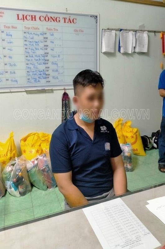 Báo tin giả bị cướp sau khi bán xe, bán điện thoại để trả nợ: Vay tiền để tiêu xài không có khả năng chi trả nên H.G.Đ (22 tuổi, ngụ phường Tân Phong, Biên Hòa, Đồng Nai) đã bán xe, bán điện thoại sau đó đến Công an giả vờ trình báo bị cướp tài sản để có lý do nói với gia đình. Đầu tháng 12/2021, Công an phường Tân Phong đã tiến hành lập hồ sơ xử lý Đ.