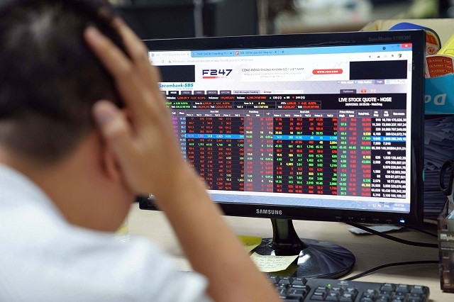 Thua lỗ chứng khoán, hoang báo bị cướp hàng trăm triệu đồng: Ngày 2/6/2022, Công an quận Long Biên, Hà Nội đã lập hồ sơ, ra quyết định xử phạt một nam thanh niên tên D. (SN 1993) về hành vi "Báo thông tin giả, không đúng sự thật đến cơ quan có thẩm quyền". Theo trình báo, D. bị 2 đối tượng đe dọa, cướp 2 điện thoại iphone 13 Pro max, 1 balo bên trong có 1.900 USD và 200 triệu đồng tiền mặt. Công an phường Việt Hưng đã phối hợp với Đội Cảnh sát hình sự Công an quận Long Biên xác minh, làm rõ thông tin trên là không đúng sự thật. Quá trình làm việc, D. khai nhận do đầu tư chứng khoán thua lỗ nên đã nghĩ ra việc bị cướp tài sản. (Ảnh minh họa)