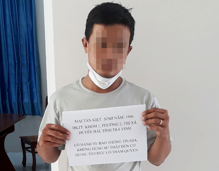 Giả báo tin bị cướp, nam thanh niên bị phạt 2,5 triệu đồng: Do tiêu xài hết số tiền của gia đình, lo sợ bị phát hiện nên Mai Tấn Kiệt (26 tuổi, ngụ phường 2, thị xã Duyên Hải, tỉnh Trà Vinh) đã báo tin giả bị cướp 50 triệu đồng. Ngày 22/1/2022, Kiệt bị UBND phường 2 phạt 2,5 triệu đồng về hành vi báo tin giả.