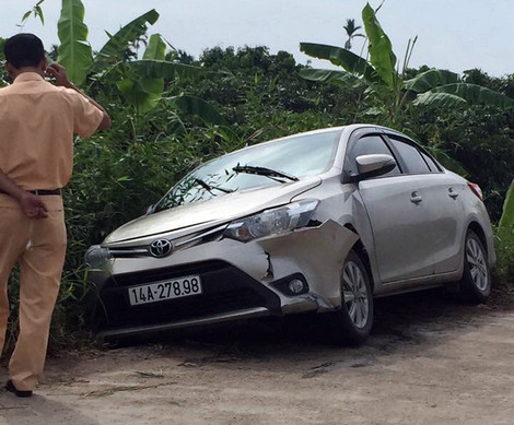 Rạng sáng cùng ngày, Tuân lái chiếc taxi cướp được quay lại nhà nghỉ thì lúc này N. đã về. Gã đón cô gái rồi rồi đi tiếp. Đến đoạn Km 18 +130(P) gần một khu đô thị mới, điện thoại của anh H. đổ chuông do có cuộc gọi đến nên Tuân vứt tài sản này xuống đường. Trên đường, do bánh xe tụt xuống cạnh mép đường bê tông không đi tiếp được, Tuân tắt máy, rồi cả hai cùng xuống xe. Gã cùng với cô gái đi bộ ra đường đê, đến khu vực nghĩa trang. Tại đây, Tuân tra hỏi N. về các tin nhắn trên Facebook, yêu cầu cô nói lý do đòi chia tay rồi lên cơn ghen, bóp cổ nhằm sát hại nạn nhân.