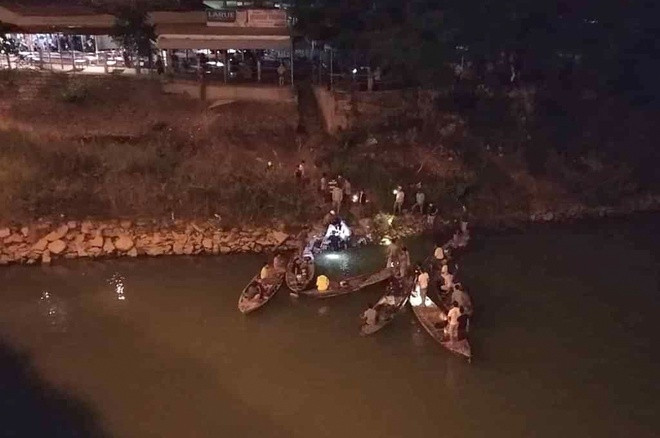 Đang đi bộ trên cầu tự nhiên nhảy xuống sông: Khoảng 17h20 ngày 6/4, người dân lưu thông trên cầu Ái Nghĩa (ở thị trấn Ái Nghĩa, huyện Đại Lộc, Quảng Nam) thấy một nam thiếu niên đi bộ trên cầu. Người này bỏ lại đôi dép trên cầu rồi bất ngờ trèo qua lan can gieo mình xuống sông Vu Gia. Người dân địa phương ngay sau đó bơi ra để cứu thanh niên này nhưng bất thành.