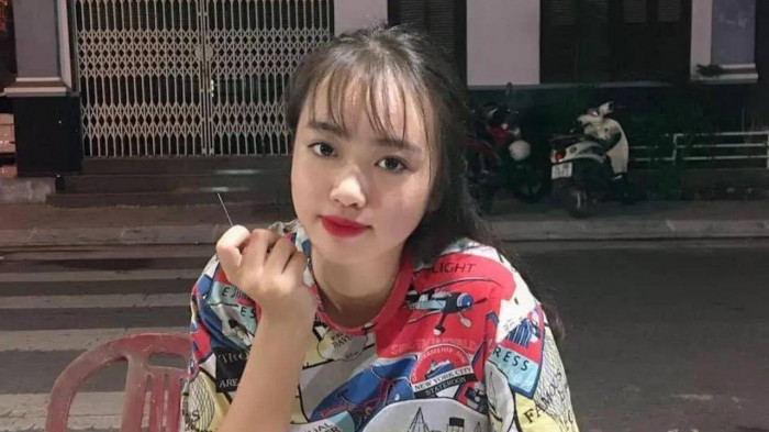 Hotgirl lừa đảo hơn 3 tỷ đồng tiền đặt cọc đất rồi bỏ trốn: Hoàng Thị Tuyết (21 tuổi trú tại phường Hải Hòa, TP Móng Cái, Quảng Ninh) đã bỏ trốn sau khi nhận 3 tỷ đồng tiền cọc mua đất của 6 người. Đối tượng Tuyết sau khi vẽ ra cho các nạn nhân nhiều dự án bất động sản có thể sinh lời ngay trên địa bàn thành phố Móng Cái, đã huy động được số tiền lớn và sử dụng vào mục đích chi tiêu cá nhân.