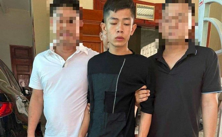 Nam thanh niên dùng búa cướp tiệm vàng ở Hưng Yên: Chiều 18/8, tại cửa hàng vàng Phương Liên (số 270, chợ Đường Cái, xã Đình Dù, huyện Văn Lâm), Lê Duy Anh Quân (17 tuổi, trú thị xã Hoàng Mai, tỉnh Nghệ An) mặc quần áo màu đen, đeo khẩu trang, đội mũ bảo hiểm che kín mặt cầm theo 1 túi ni lông màu đen dùng búa đập tủ kính, cướp vàng tây, trị giá khoảng 90 triệu đồng. Đến ngày 27/8, lực lượng công an đã xác định, phát hiện, bắt giữ Lê Duy Anh Quân.