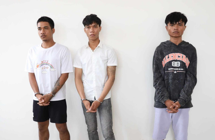 Nhóm thanh niên dùng súng cướp ngân hàng ở Tây Ninh: Ngày 30/8, Rmah Thoang (SN 2003) đi xe chở Siu Tuyên (SN 2002, cùng quê Gia Lai) mang theo 2 khẩu súng vào Phòng giao dịch Phước Đông (huyện Gò Dầu, tỉnh Tây Ninh) để cướp. Tại đây, Rmah Thoang dừng xe ngoài đường chờ, còn Siu Tuyên cầm 2 khẩu súng đi vào phòng giao dịch chĩa vào bảo vệ, yêu cầu vào bên trong phòng giao dịch. Tuy nhiên, khi vào trong Siu Tuyên thấy đông người nên bỏ chạy, lên xe đồng bọn tẩu thoát. Sau khi tẩu thoát, 2 đối tượng phi tang xe máy dưới một kênh nước rồi điện thoại gọi Rcõm Woh (SN 2001) đến chở về nhà trọ lẩn trốn. Chỉ trong thời gian ngắn, 3 đối tượng đã bị Công an bắt.