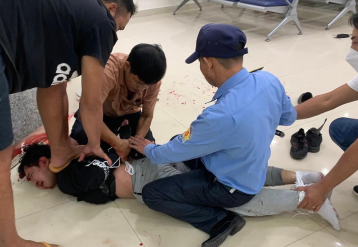 Nổ súng cướp ngân hàng ở Bình Dương: Ngày 17/4, Nguyễn Tấn Phát (26 tuổi, ngụ thị xã Chơn Thành, tỉnh Bình Phước) mang theo vật giống súng vào một phòng giao dịch ngân hàng ở thị trấn Lai Uyên, tỉnh Bình Dương. Phát xông vào nổ phát súng chỉ thiên, rồi uy hiếp nhân viên ngân hàng, buộc đưa tiền, bỏ vào ba lô. Bảo vệ và nhân viên ngân hàng đóng cửa chính lại thì nam thanh niên này chống trả. Ngay sau đó, đối tượng bị khống chế, bắt giữ. Lực lượng công an nhanh chóng có mặt ở hiện trường, thu giữ tang vật gồm: khẩu súng dạng ổ xoay (trong ổ không có đạn), ba lô màu đen, bên trong chứa hơn 700 triệu đồng; túi nylon có chứa 6 viên đạn.