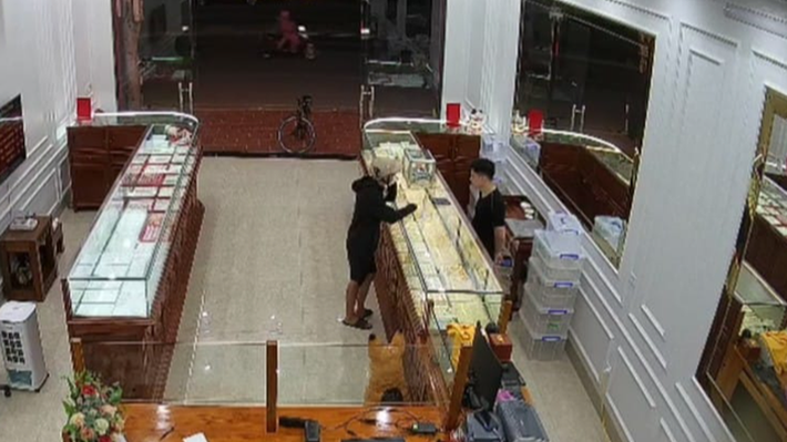 Nam thiếu niên vờ hỏi mua vàng rồi cướp: Ngày 28/7, Nguyễn Trắc N. (16 tuổi, ngụ xã Gia Thanh, huyện Gia Viễn, Ninh Bình) đến tiệm vàng Trường Thịnh (đường Trần Hưng Đạo, phường Ninh Khánh, TP Ninh Bình) để hỏi mua vàng. Chủ tiệm vàng đã đưa cho N. 1 nhẫn vàng 2 chỉ, trị giá 11,2 triệu đồng để N. xem hàng. Bất ngờ N. cầm vàng bỏ chạy. Chủ tiệm vàng đã vừa tri hô vừa đuổi theo N. nhưng không kịp. Nhận được tin báo, Công an TP Ninh Bình vào cuộc điều tra và bắt giữ được N.